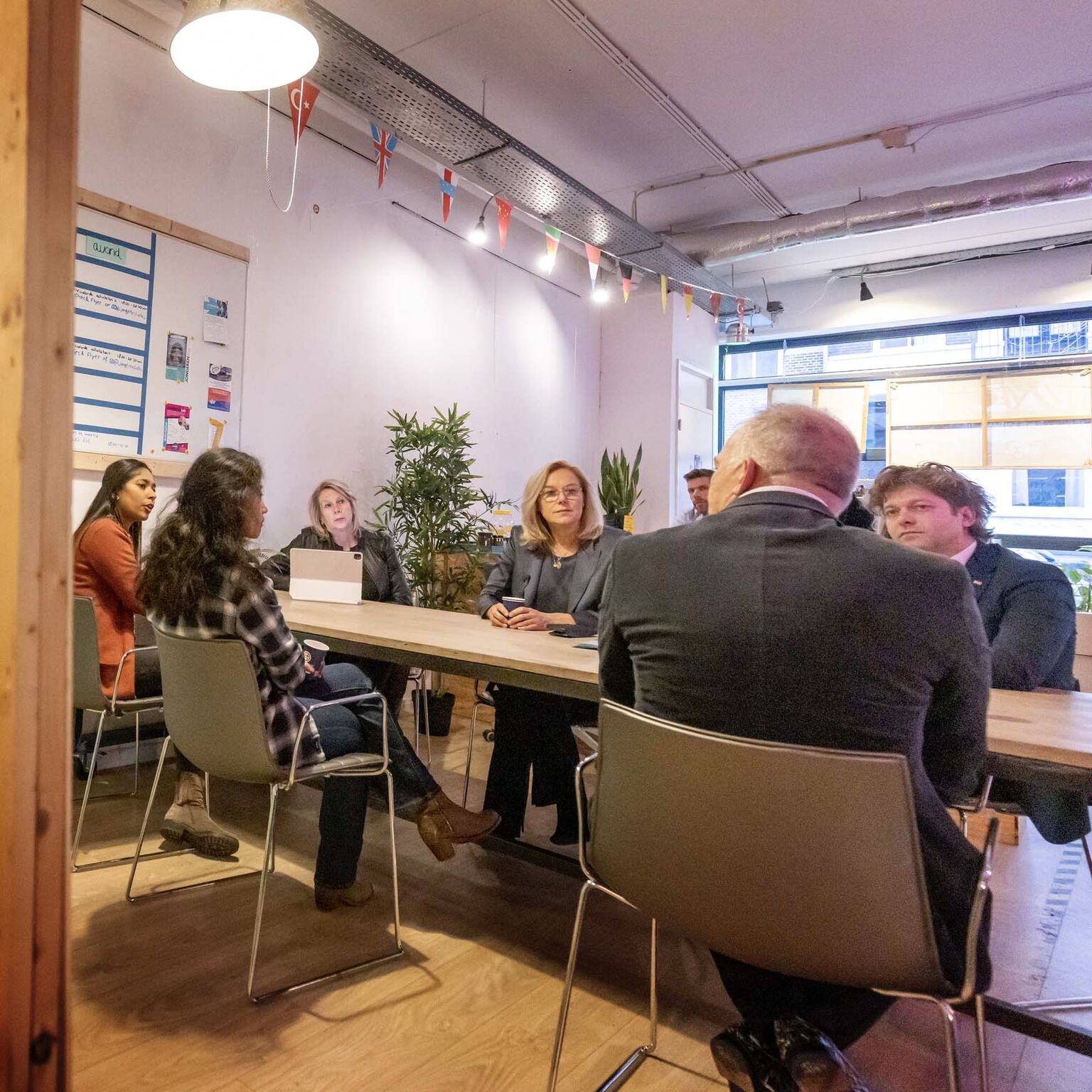 Foto van minister Kaag in gesprek met de wethouder en mensen van Bindkracht10