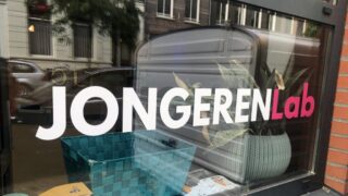 Foto: raam van het jongerenlab