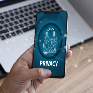 Mobiel met slot op achtergrond en tekst privacy