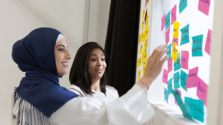 Twee vrouwen staan maken projectplan
