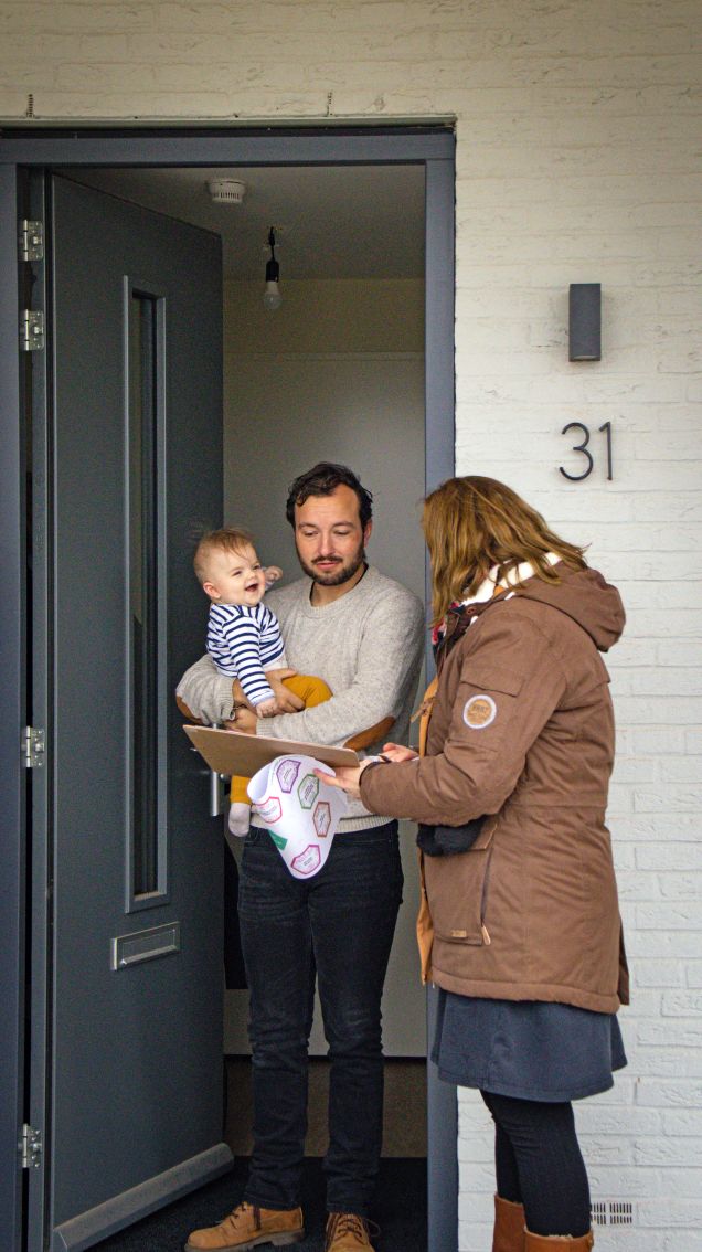 foto van een huisbezoek aan de deur