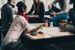 forto van een groep mensen pratend aan een tafel