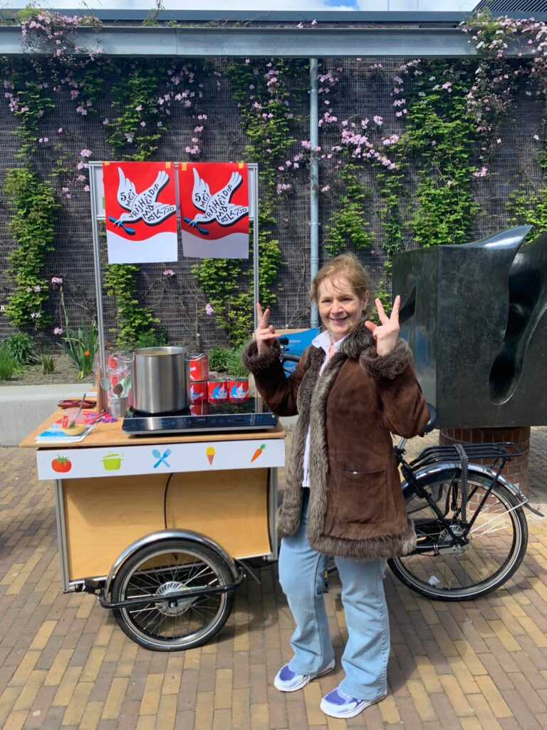 foto van een koookbakfiets met kok en vrijheidssoep in de wijk Dukenburg