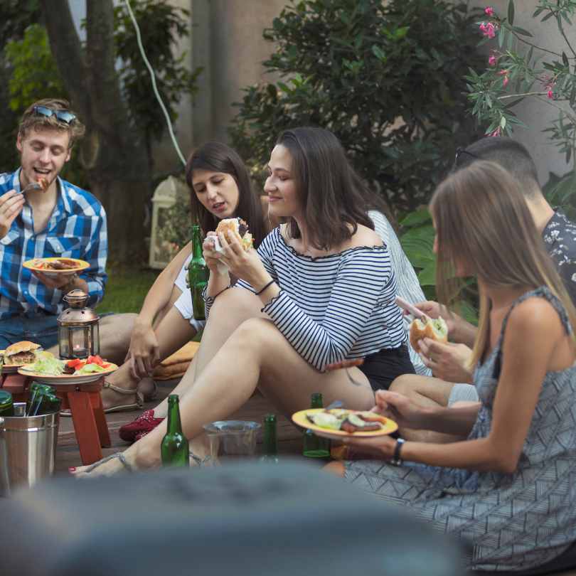 groep jongeren samen eten buiten