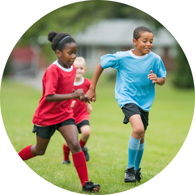 Jongeren kinderen in voetbalkleding rennen