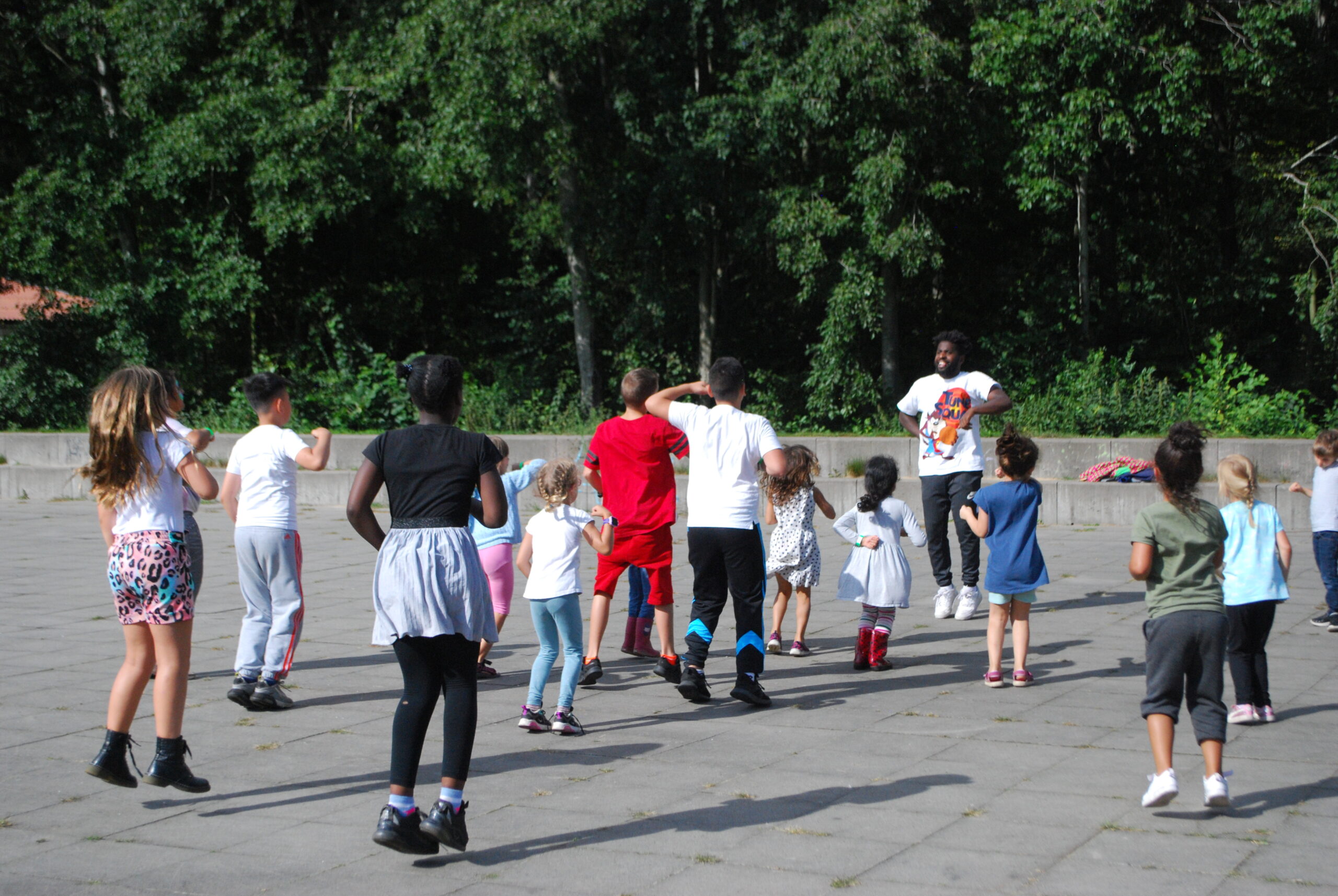 Groep kinderen aan het spelen op een plein