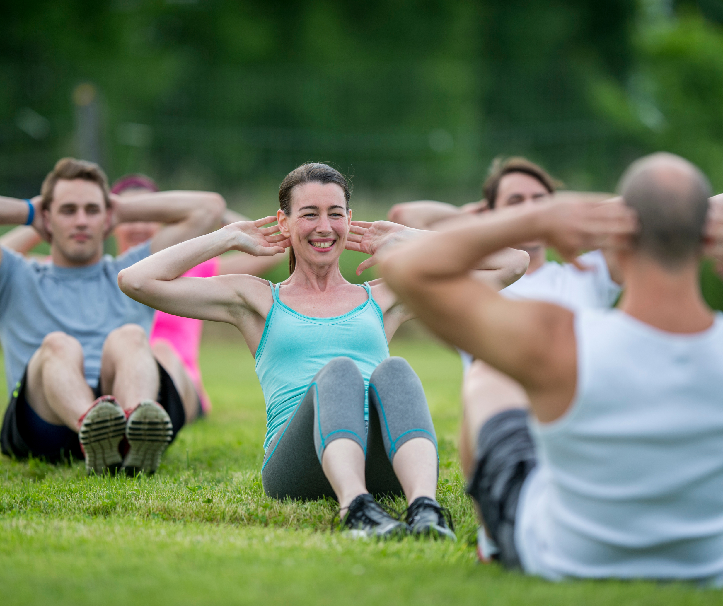 groep mensen buiten aan het fitnissen