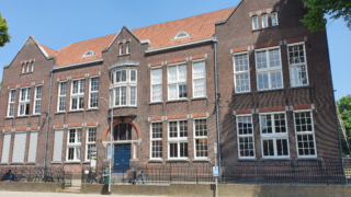 de voorgevel van de Prins Hendrik school