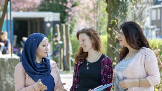 foto van drie medewerkers van team diversiteit