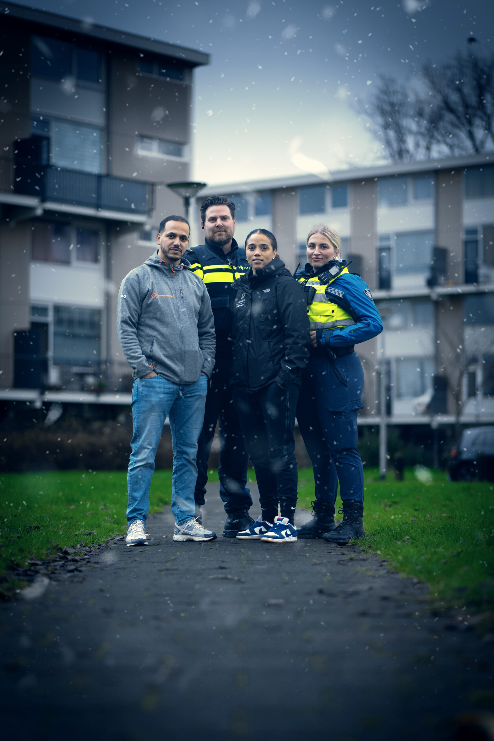 Hulpverleners en jongerenwerker staan naast elkaar in de wijk