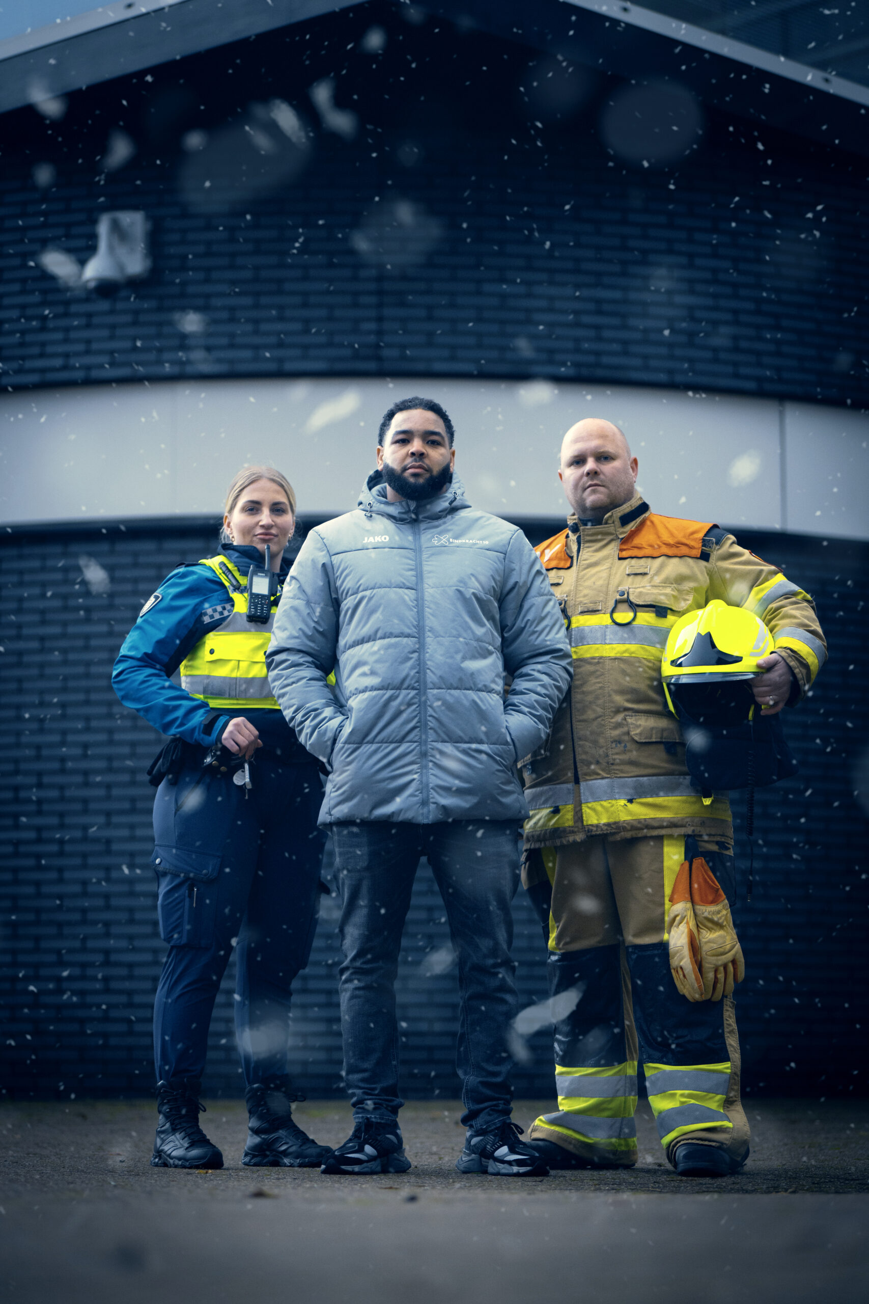 Hulpverleners en jongerenwerker bij de brandweer