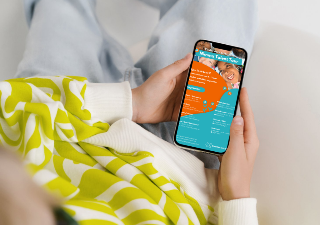 Mock up online flyer op telefoon