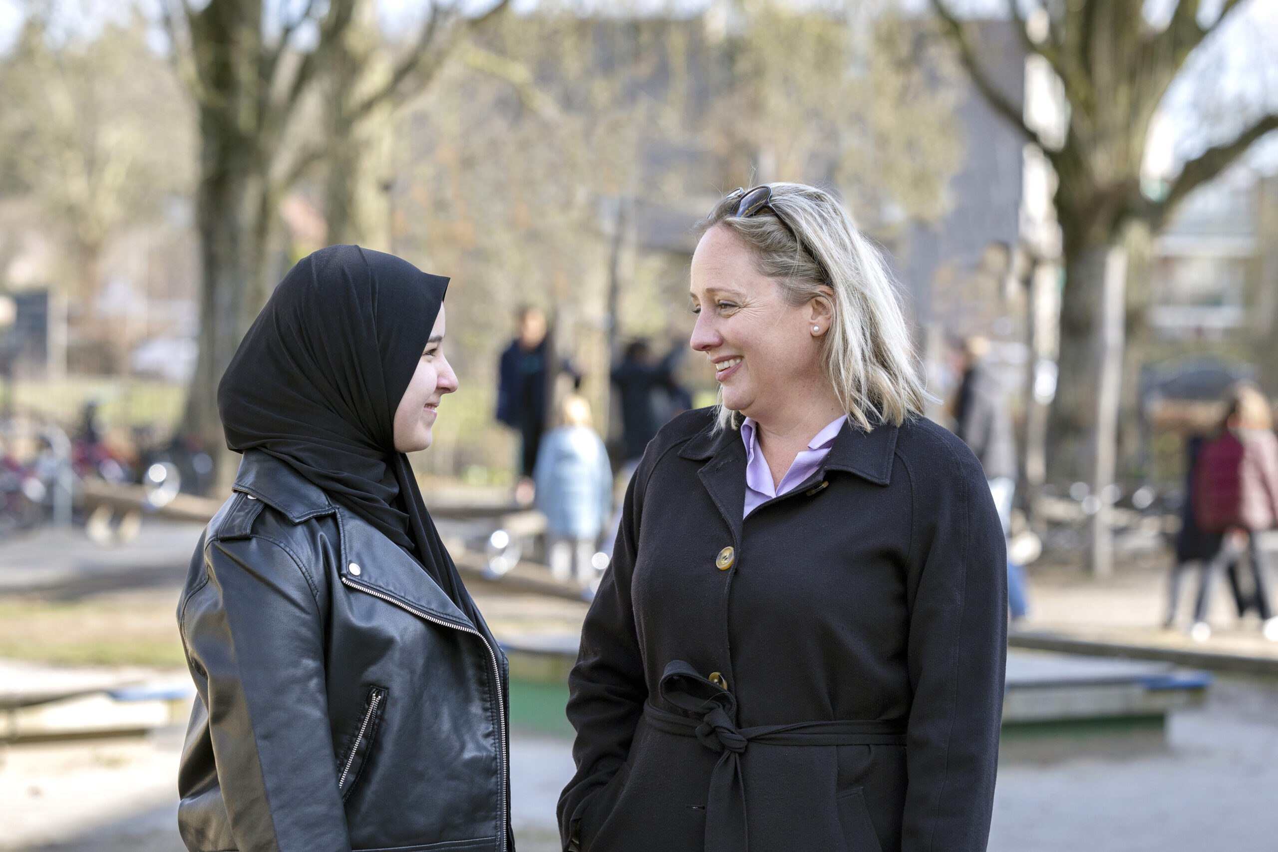 foto van twee mensen die praten