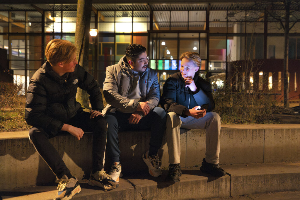 een foto van een jongerenwerker in de wijk met jongeren