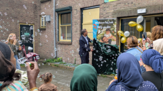 bestuurder Mohamed onthult het bord met de nieuwe naam: Wij-punt