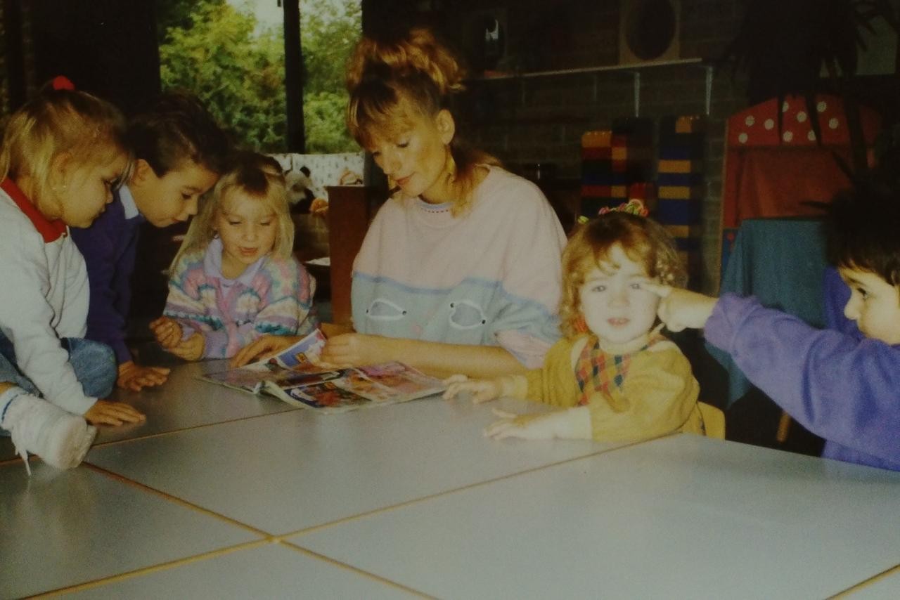 Sociaal werker Hannie met kinderen bij de peuterspeelzaal in de jaren tachtig