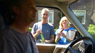 Opbouwwerker Hannie samen met een andere sociaal werker gezien uit ene busje