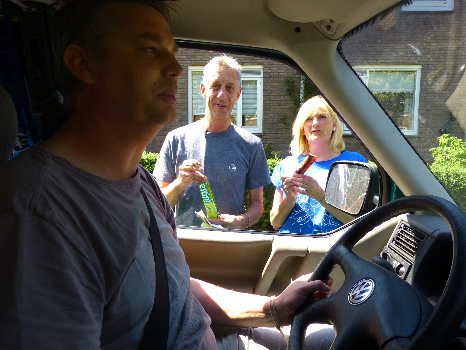 Opbouwwerker Hannie samen met een andere sociaal werker gezien uit ene busje