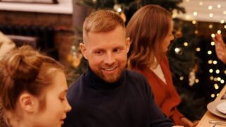 mensen aan de kersttafel