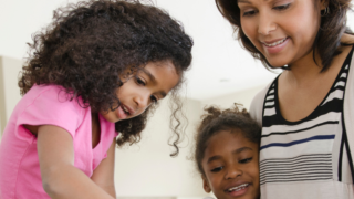 Twee jonge kinderen een moeder zijn centjes aan het tellen