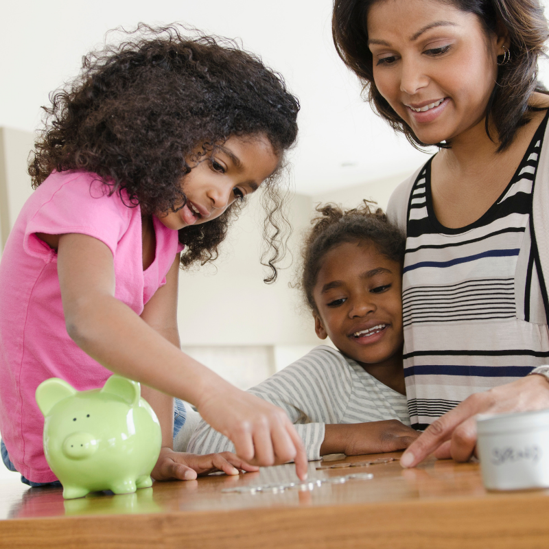 Twee jonge kinderen een moeder zijn centjes aan het tellen
