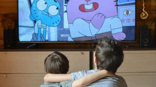 twee kinderen voor de tv
