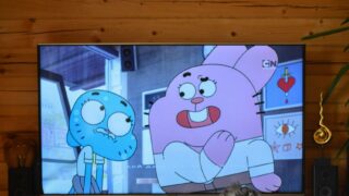 Twee kinderen zitten voor de televisie een kinderserie te kijken