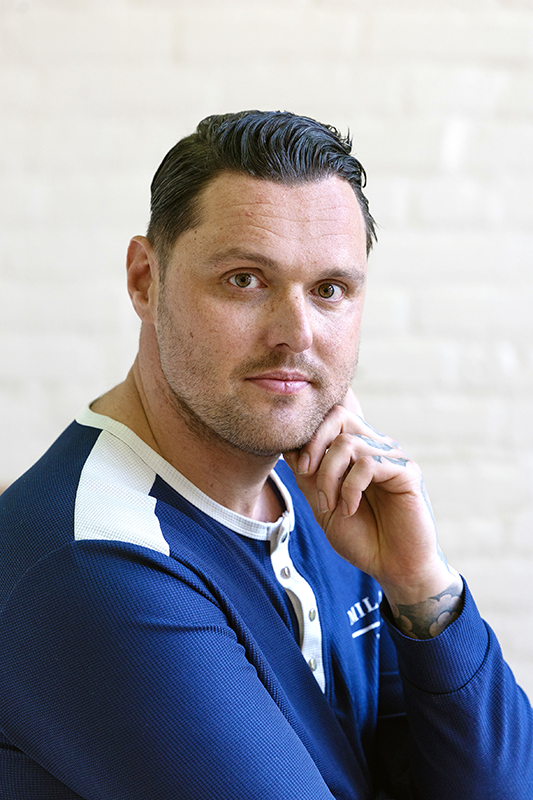 Portretfoto man met blauw shirt