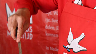 een kop soep wordt opgeschept