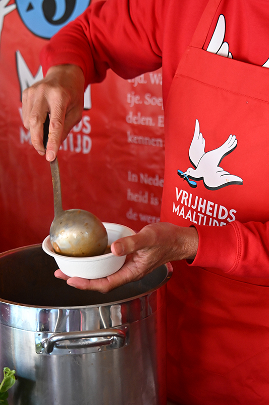 een kop soep wordt opgeschept