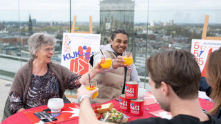 mensen aan een tafel die toasten