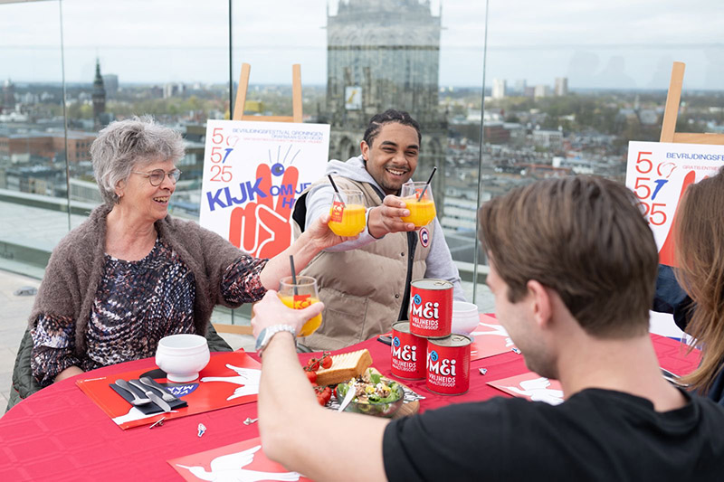 mensen aan een tafel die toasten