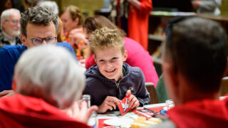 mensen aan een tafel voor vrijheidssoep