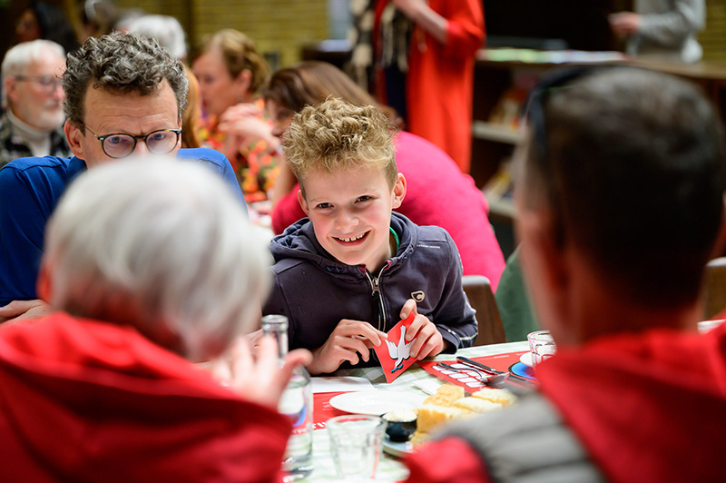 mensen aan een tafel voor vrijheidssoep