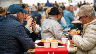mensen aan een tafel