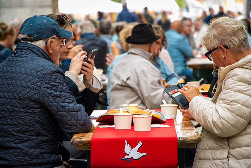 mensen aan een tafel