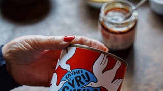 twee handen die een blik vrijheidssoep vasthouden