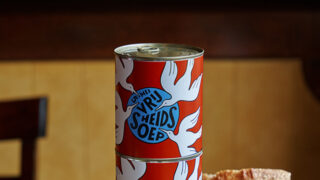 twee blikken vrijheidssoep op een tafel