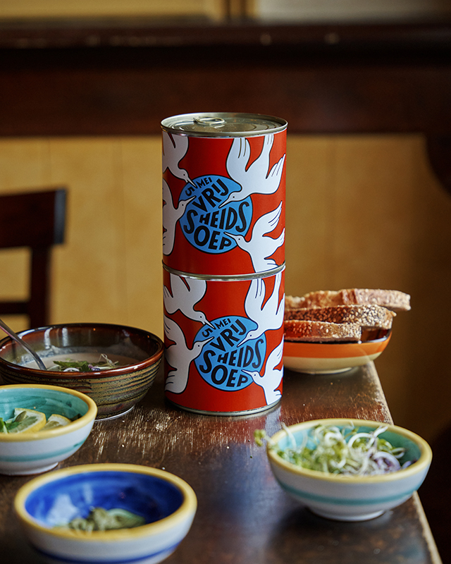 twee blikken vrijheidssoep op een tafel