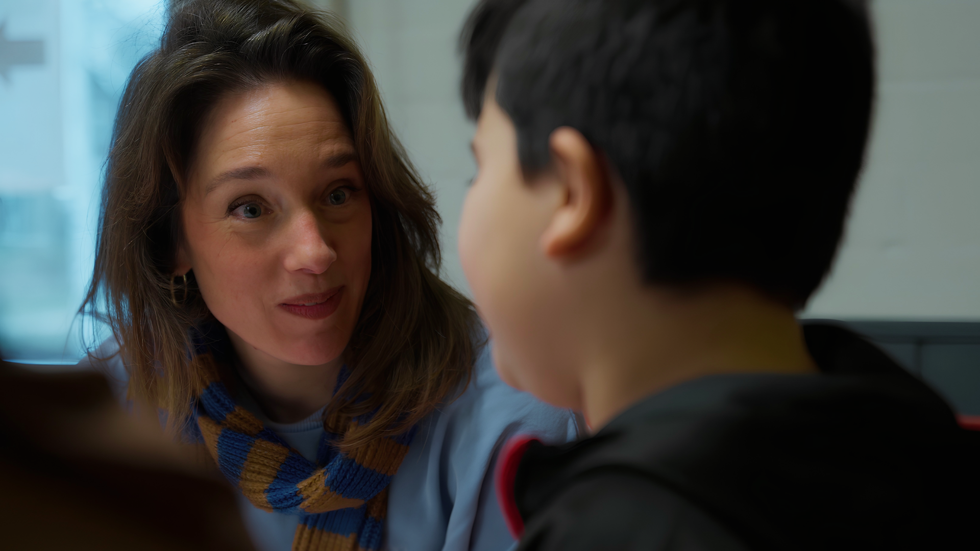Opvoedondersteuner Hanneke met kind in contact