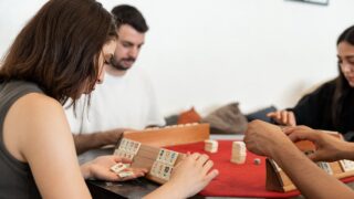mensen die een bordspel spelen