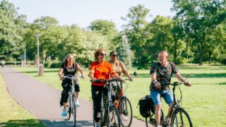 mensen fietsen in een park