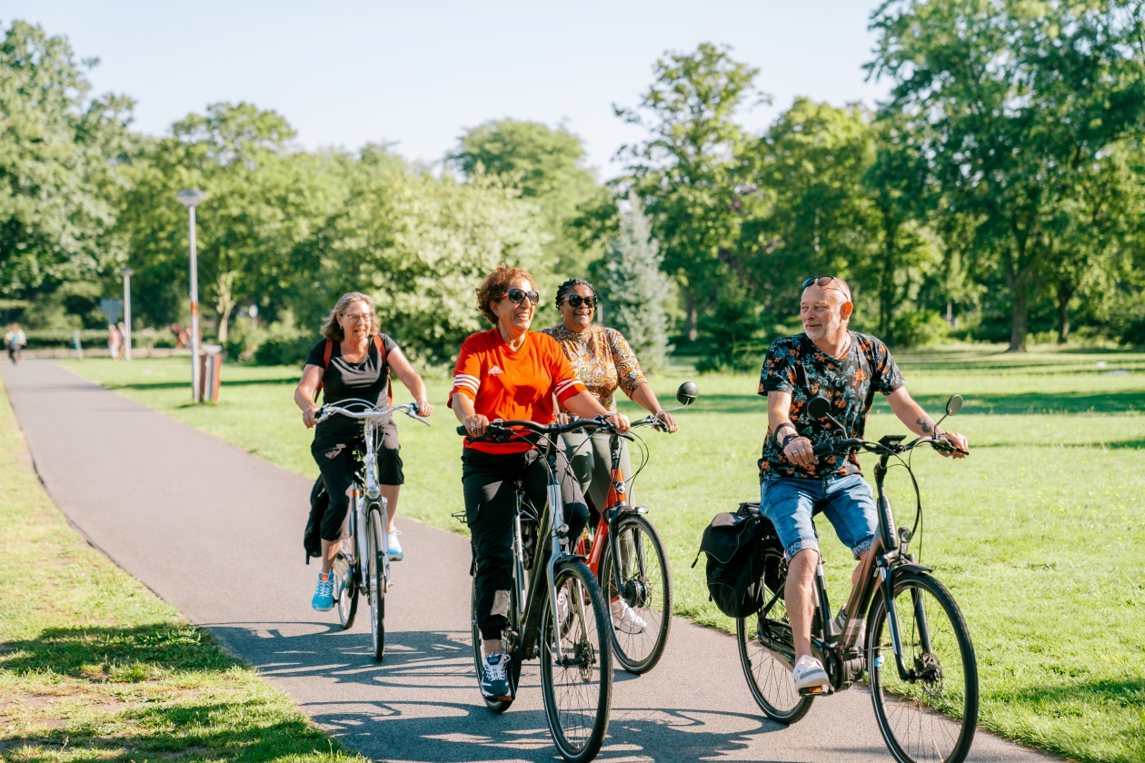 mensen fietsen in een park