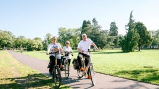 mensen op de fiets in een park