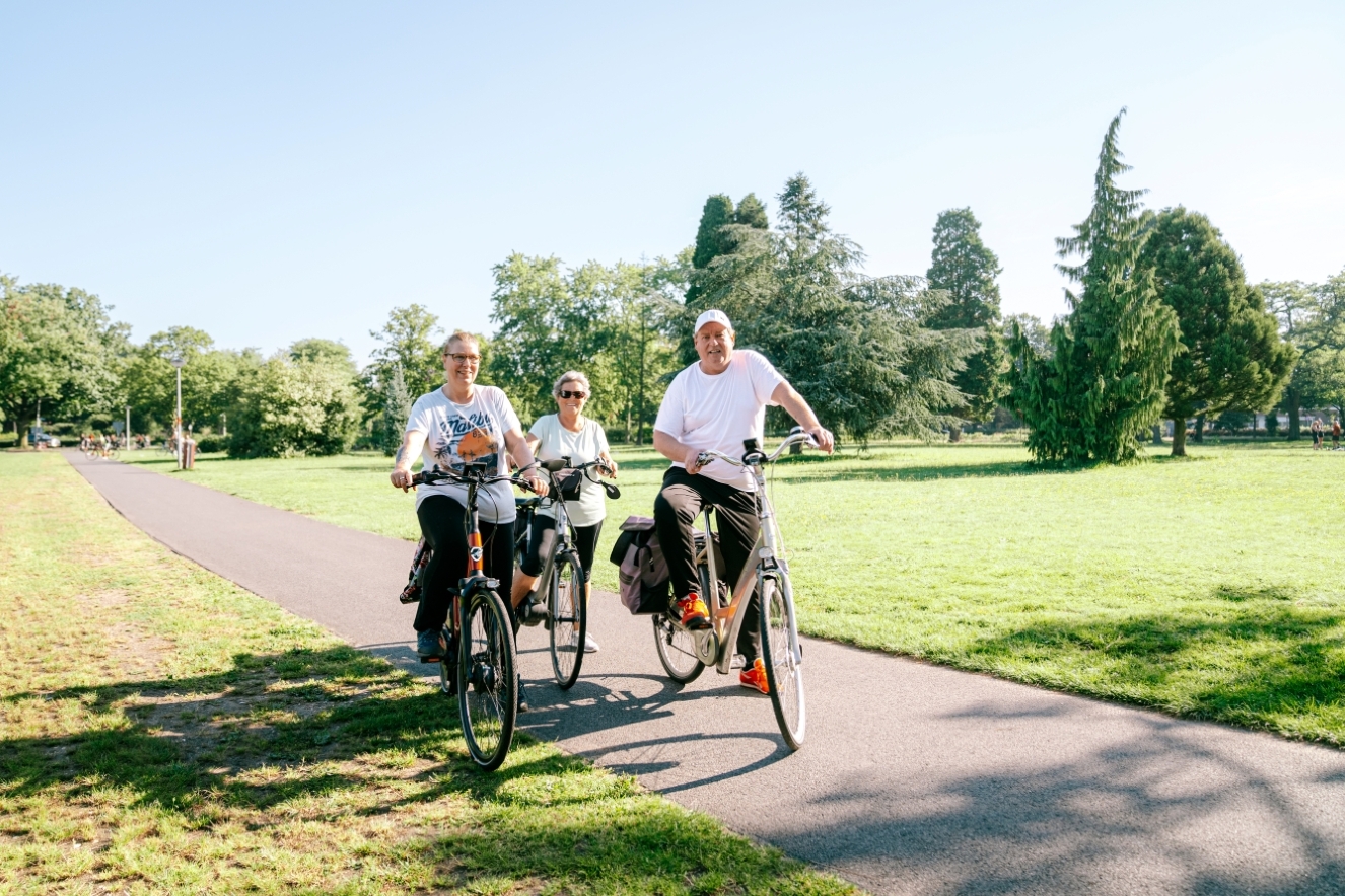 mensen op de fiets in een park