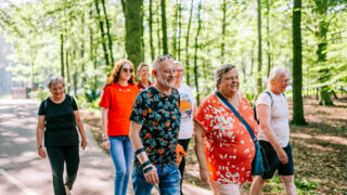 mensen die wandelen