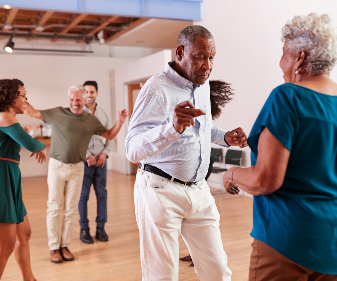 Man met donkere huidskleur aan het dansen met vrouw